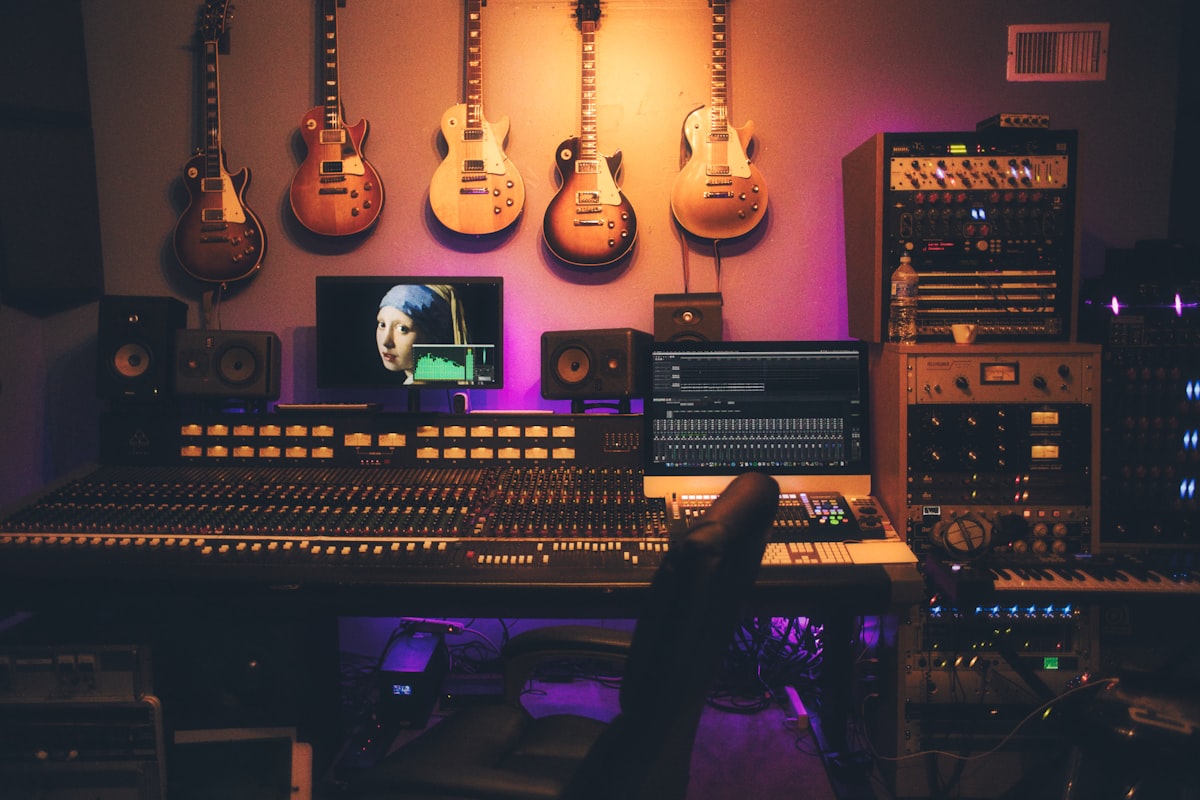 Estudio de grabación profesional con cámaras y luces cinematográficas